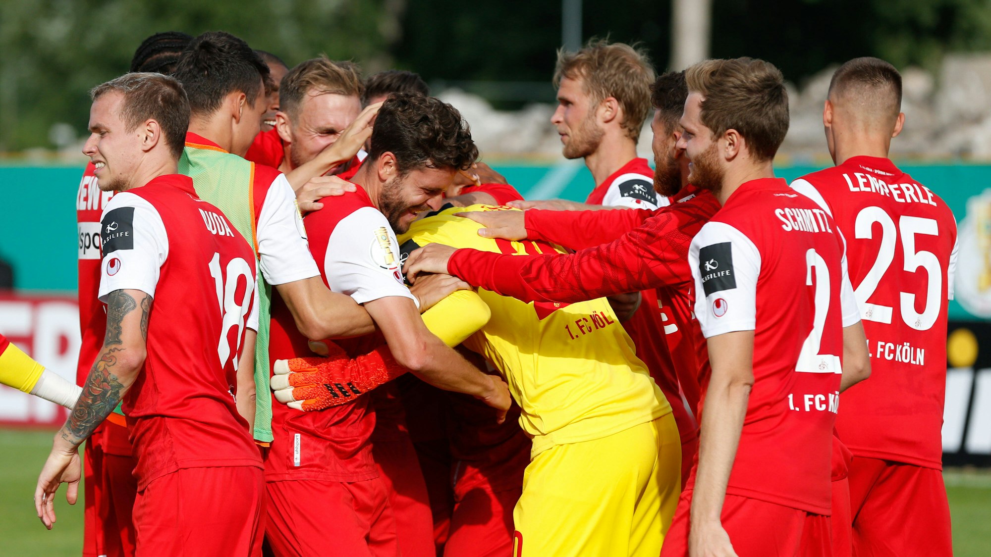 Die Spieler des 1. FC Köln umarmen Marvin Schwäbe.