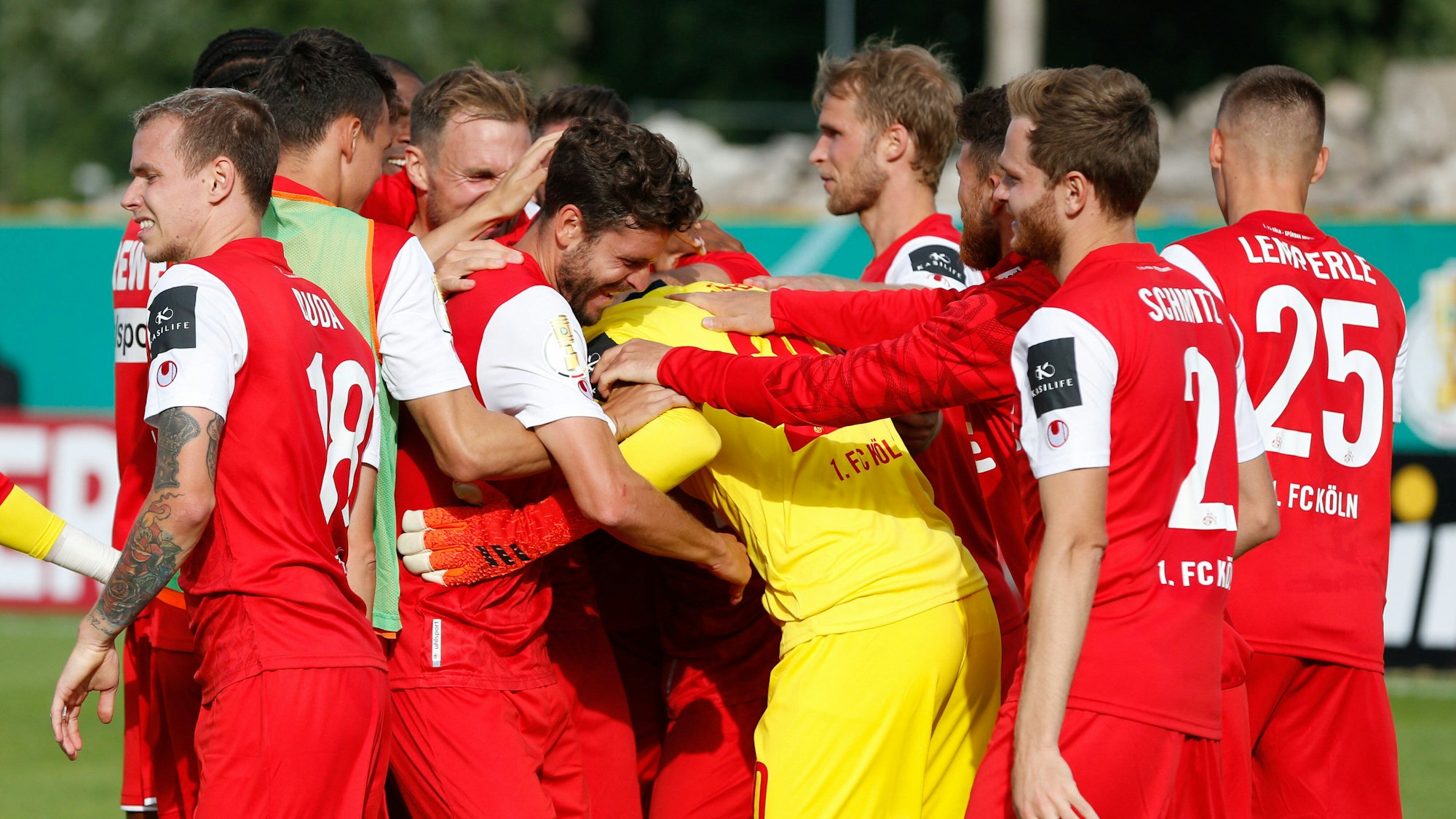 Die Spieler des 1. FC Köln umarmen Marvin Schwäbe.