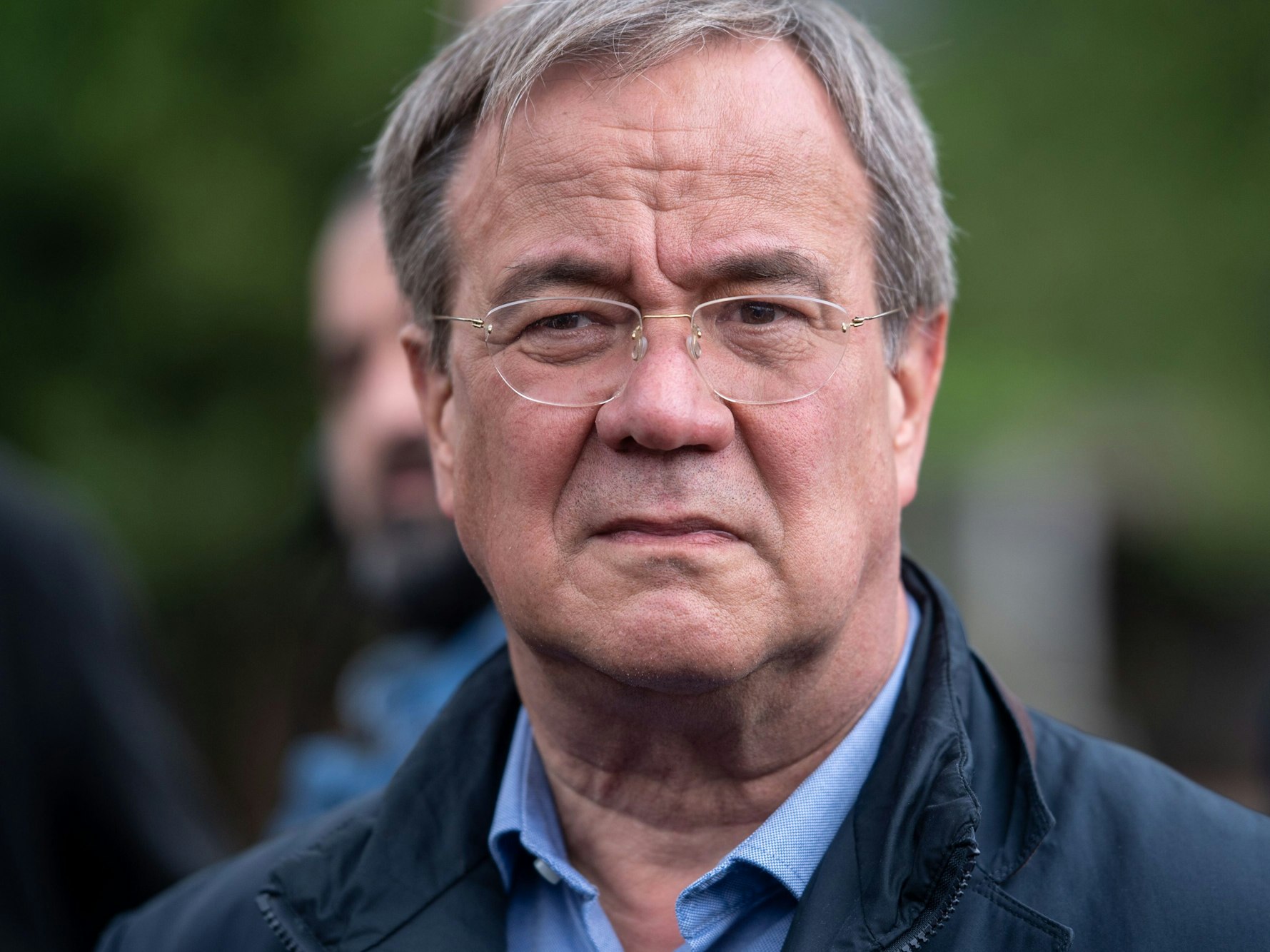 Armin Laschet, Ministerpräsident von Nordrhein-Westfalen, Bundesvorsitzender und Kanzlerkandidat der CDU, besucht im Rahmen einer Reise in die Hochwassergebiete die Pappenfabrik Nierfeld.