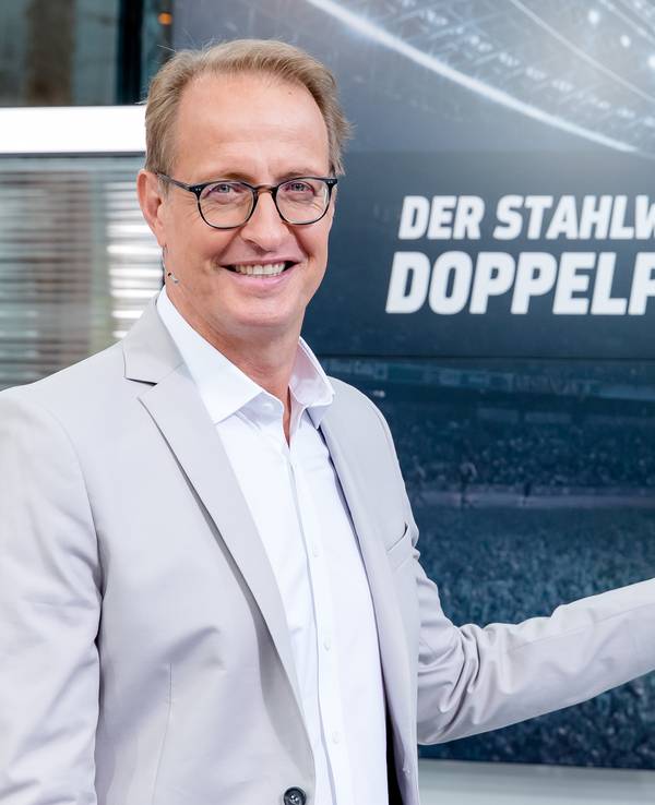 Florian König moderierte am 8. August 2021 erstmals den Sport1-„Doppelpass“.