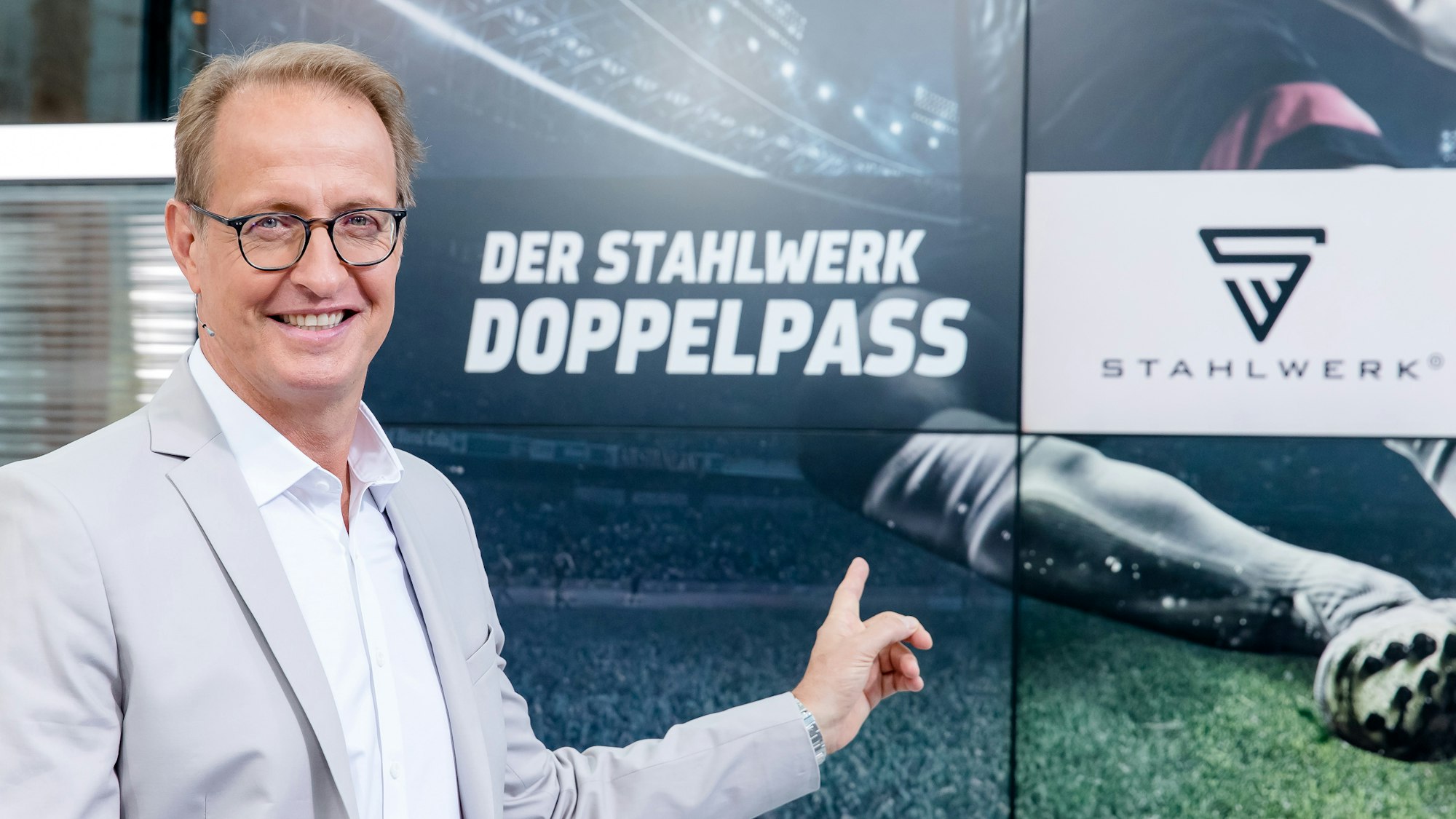 Florian König moderierte am 8. August 2021 erstmals den Sport1-„Doppelpass“.