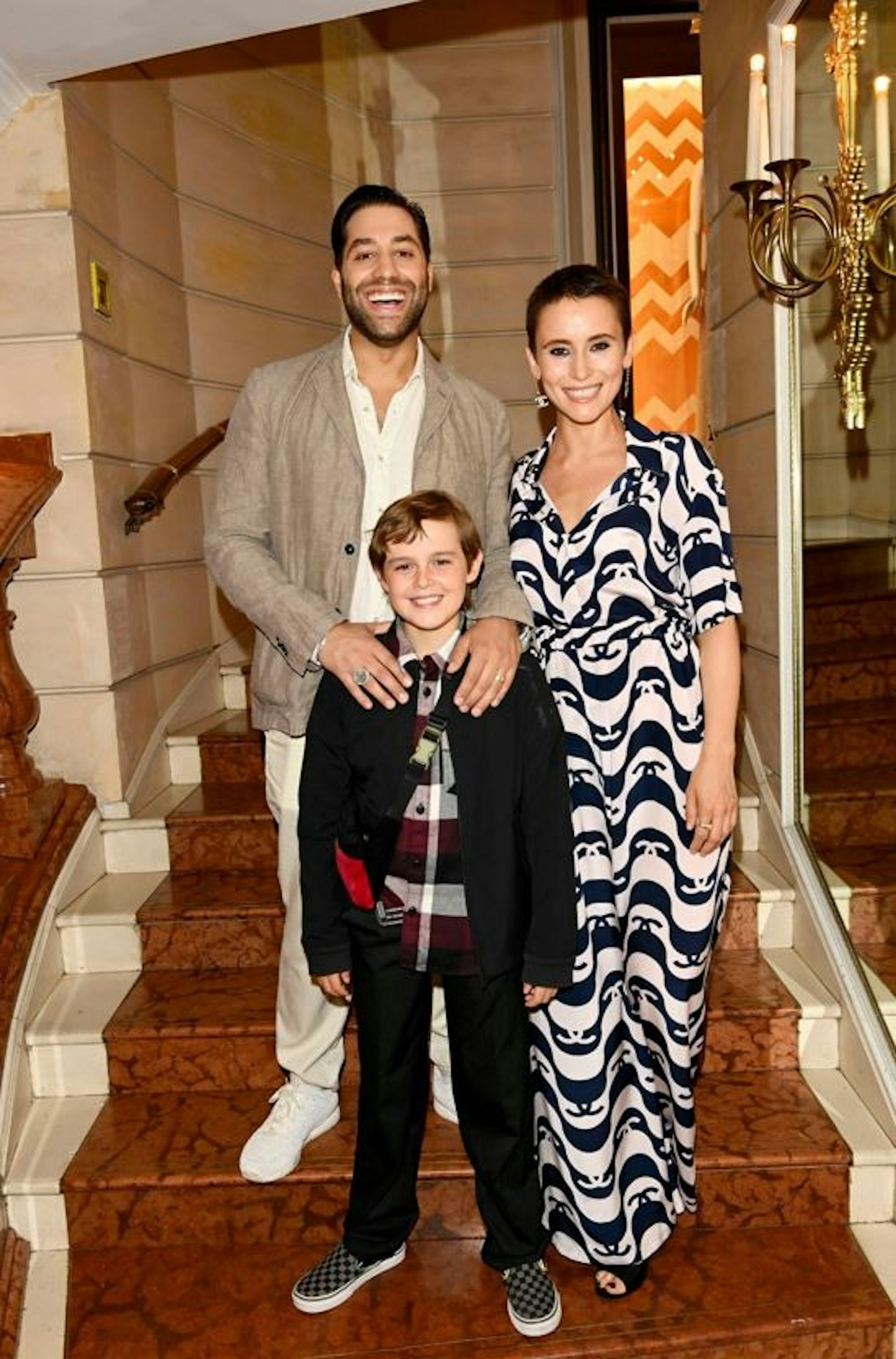 Die Darsteller Kais Setti, Peri Baumeister und Carl Anton Koch spielen im Film Blood Red Sky mit.