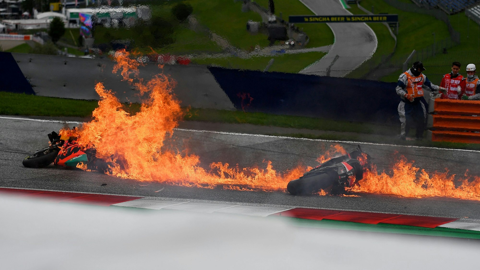 Zwei Rennmaschinen stehen nach dem Crash beim MotoGP in der Steiermark in Flammen.
