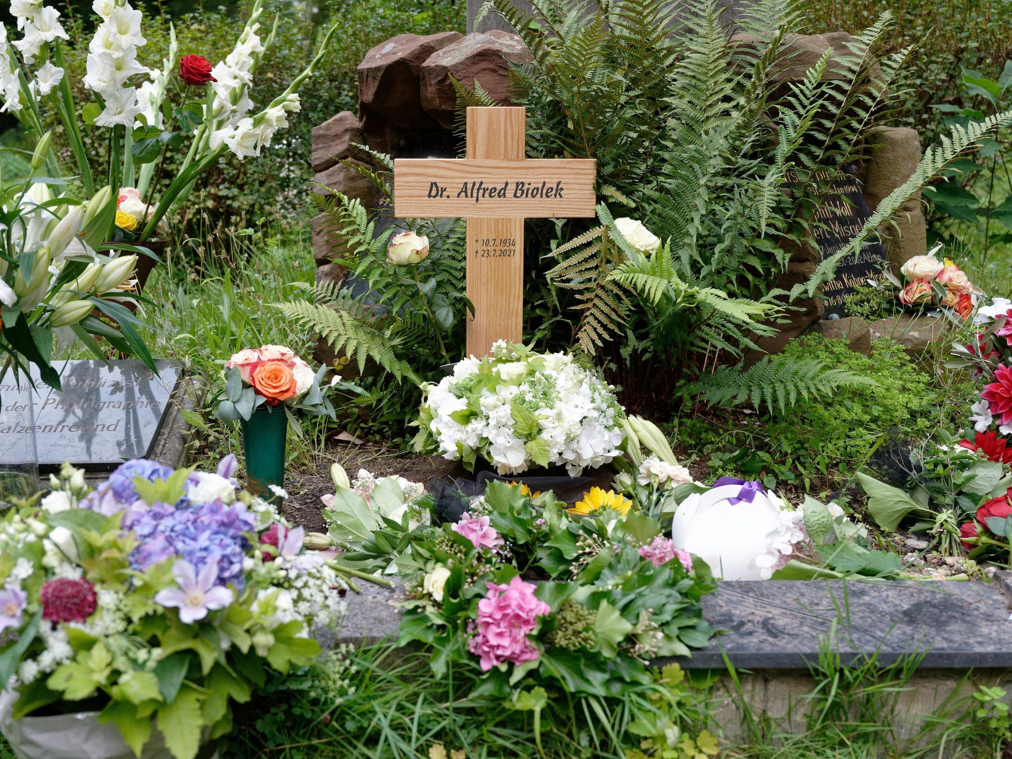 Ein Holzkreuz steht auf der Grabstätte des Fernsehmoderators Alfred Biolek auf dem Melatenfriedhof.