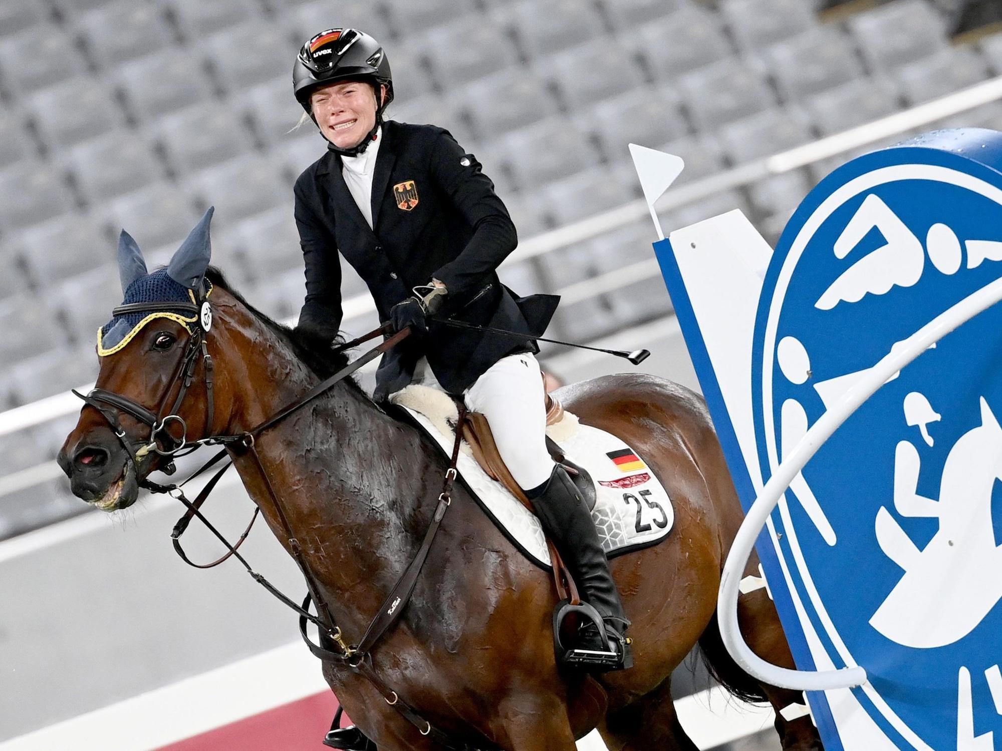 Das Pferd Saint Boy mit Reiterin Annika Schleu aus Deutschland.
Annika Schleu kamen beim Springreiten im Modernen Fünfkampf die Tränen.