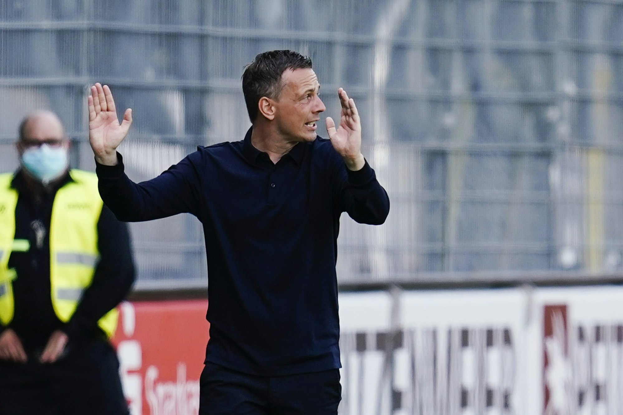 25.07.2021, Baden-Württemberg, Sandhausen: Fußball: 2. Bundesliga, SV Sandhausen - Fortuna Düsseldorf, 1. Spieltag, Hardtwaldstadion. Düsseldorfs Trainer Christian Preußer gestikuliert. Foto: Uwe Anspach/dpa - WICHTIGER HINWEIS: Gemäß den Vorgaben der DFL Deutsche Fußball Liga bzw. des DFB Deutscher Fußball-Bund ist es untersagt, in dem Stadion und/oder vom Spiel angefertigte Fotoaufnahmen in Form von Sequenzbildern und/oder videoähnlichen Fotostrecken zu verwerten bzw. verwerten zu lassen. +++ dpa-Bildfunk +++