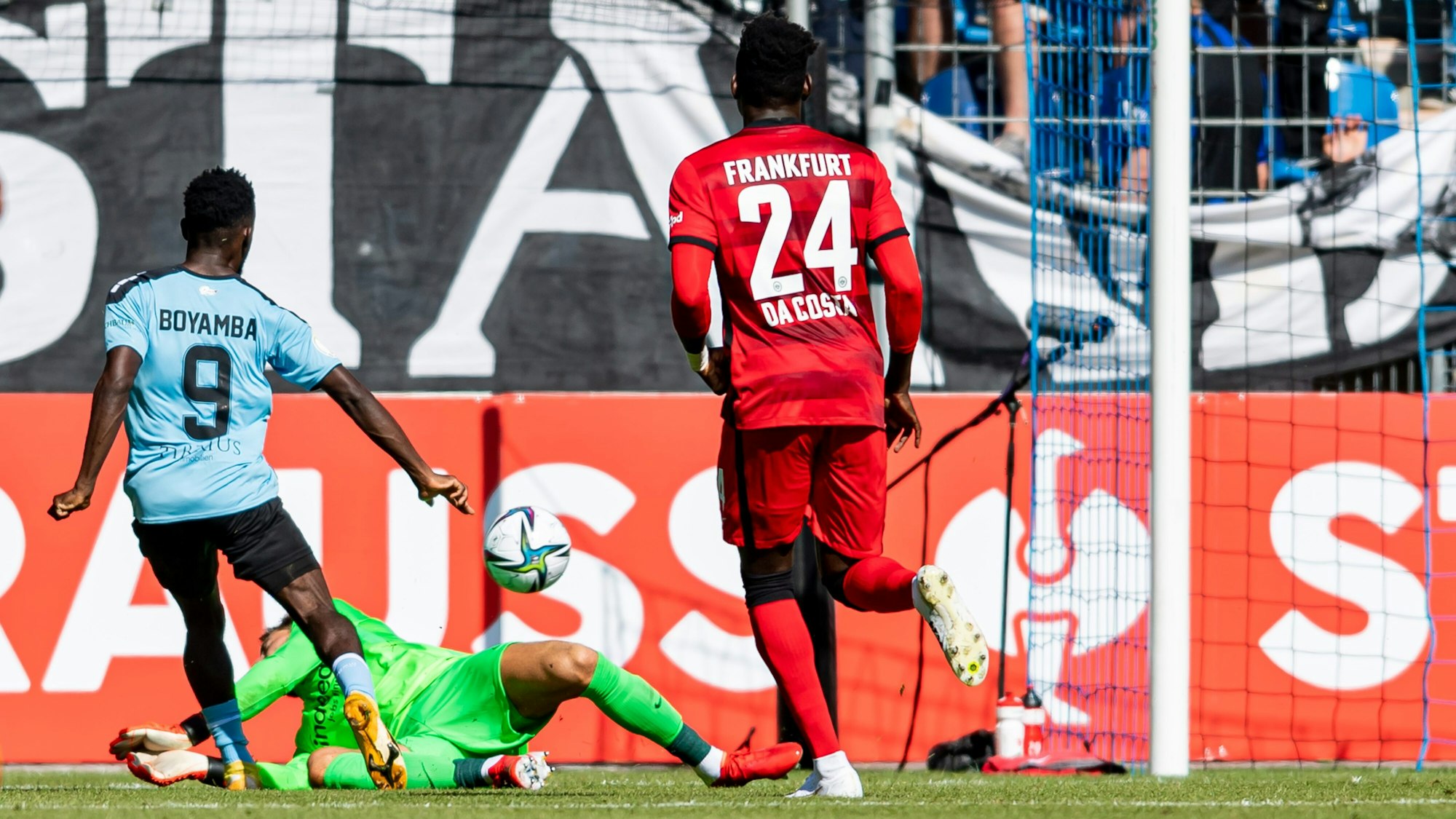 Joseph Boyamba hebt den Ball über Kevin Trapp hinweg ins Tor.