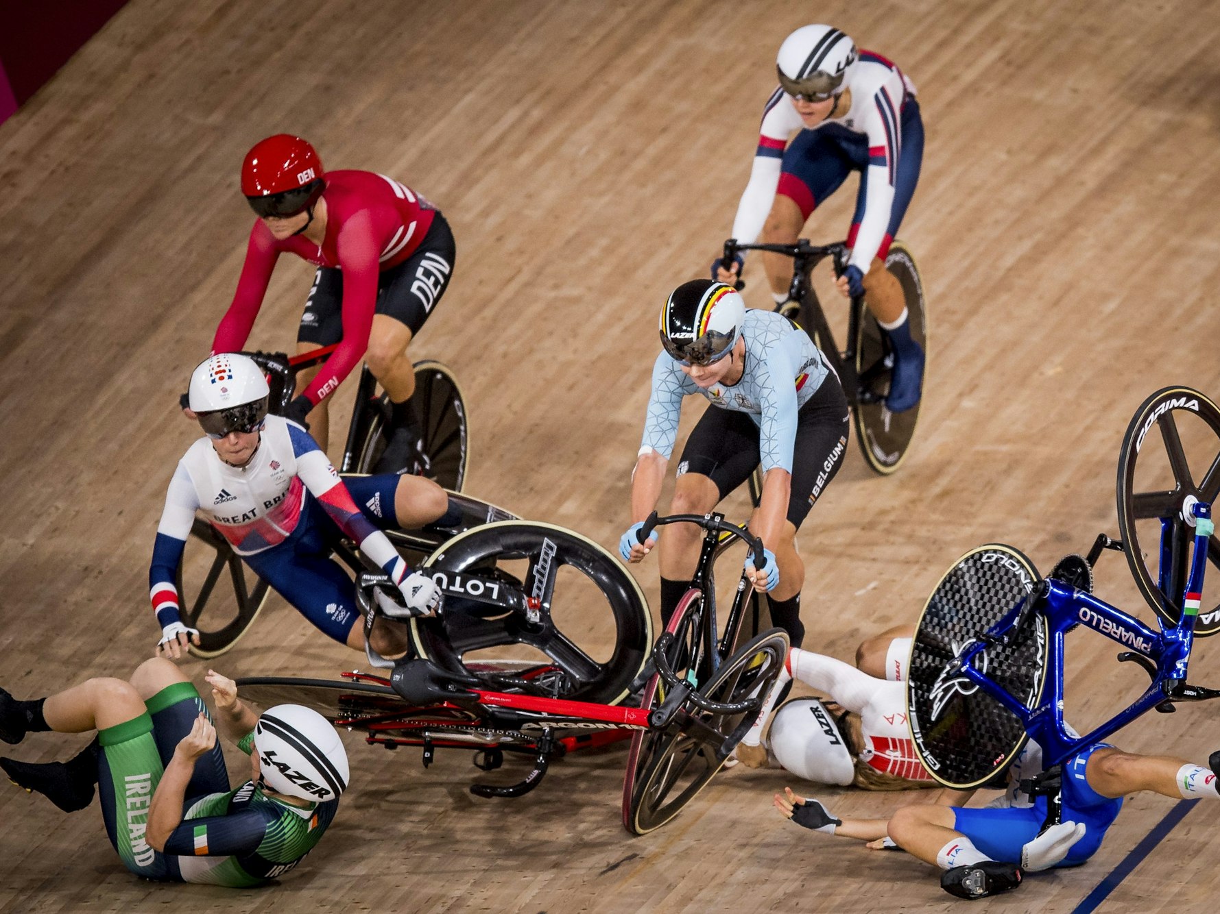 08.08.2021, Japan, Izu: Radsport/Bahn: Olympia, Omnium, Frauen, Scratch im Izu Velodrome. Die Radrennfahrerinnen mit Lotte Kopecky (M) aus Belgien stürzen. Foto: Jasper Jacobs/BELGA/dpa +++ dpa-Bildfunk +++