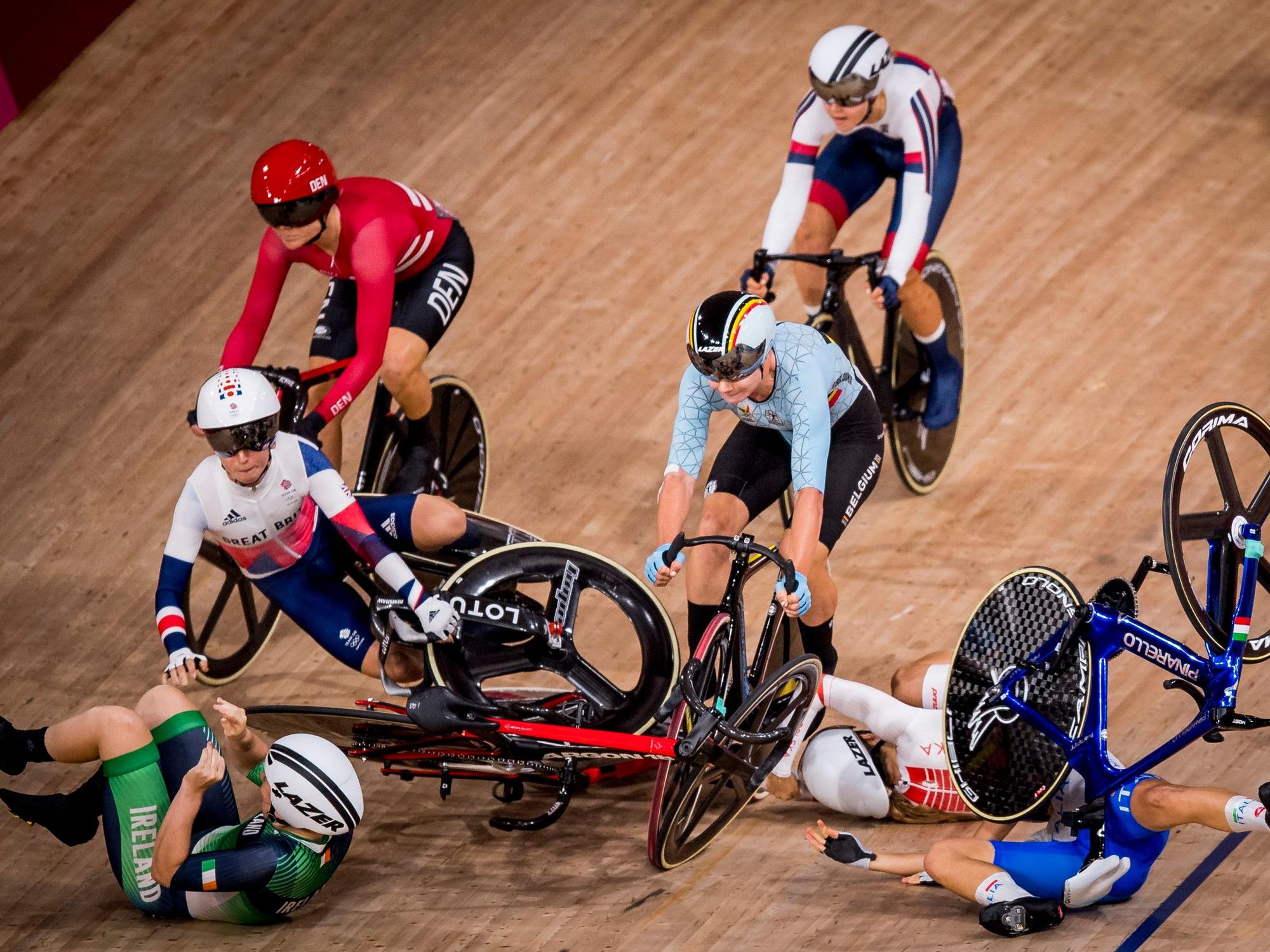 08.08.2021, Japan, Izu: Radsport/Bahn: Olympia, Omnium, Frauen, Scratch im Izu Velodrome. Die Radrennfahrerinnen mit Lotte Kopecky (M) aus Belgien stürzen. Foto: Jasper Jacobs/BELGA/dpa +++ dpa-Bildfunk +++