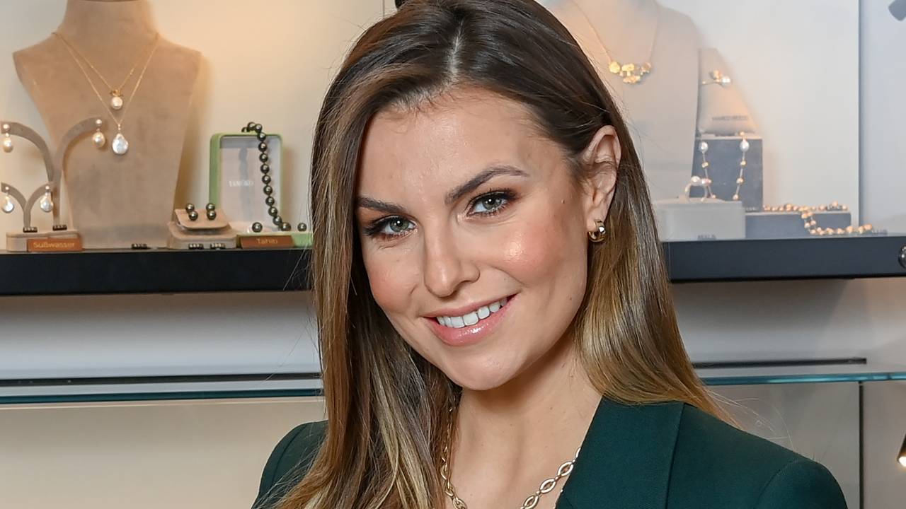 Die Moderatorin Laura Wontorra lächelt in die Kamera