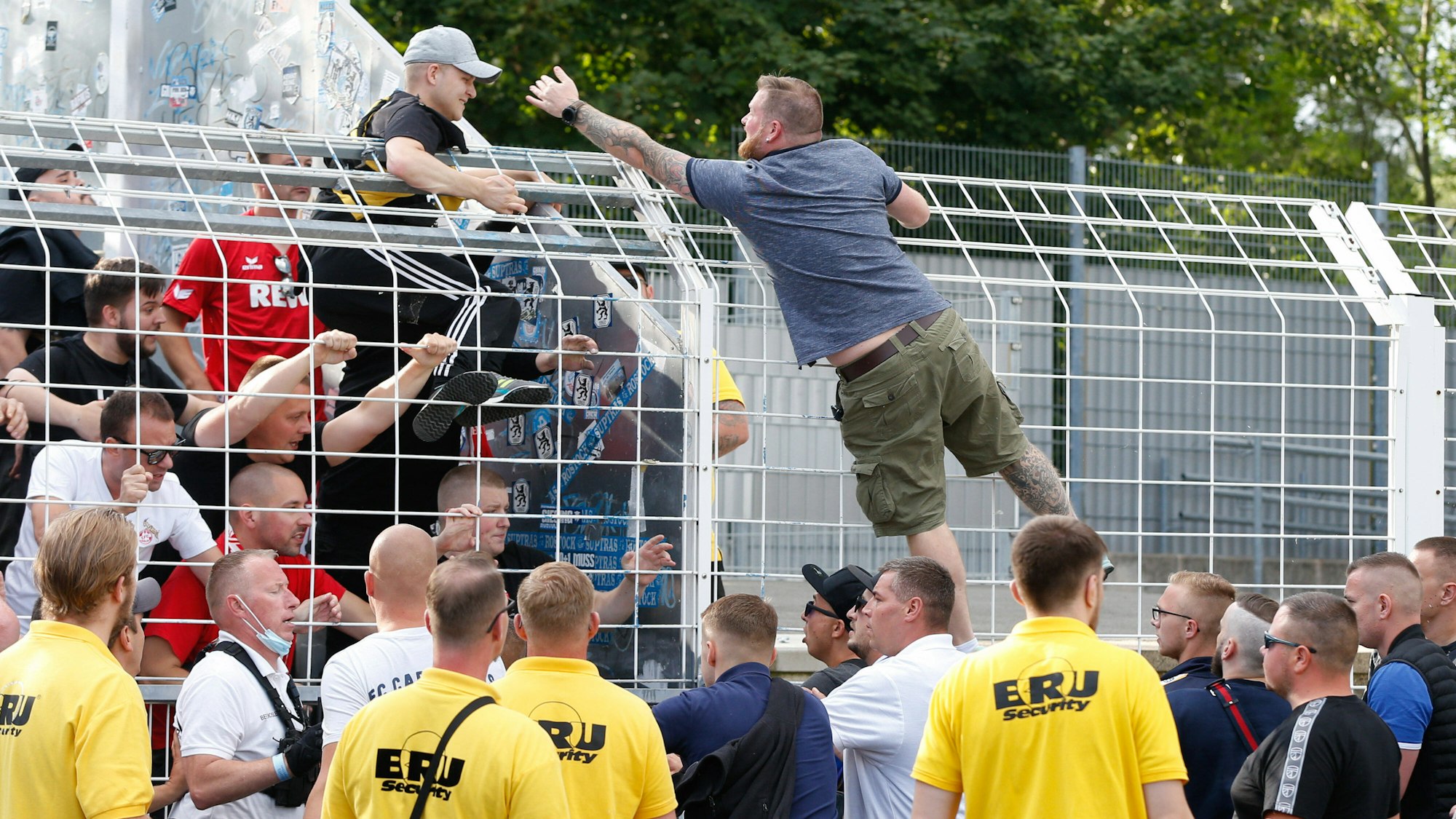 Nach dem DFB-Pokal-Spiel FC Carl Zeiss Jena gegen 1. FC Köln gab es kurze Ausschreitungen.
