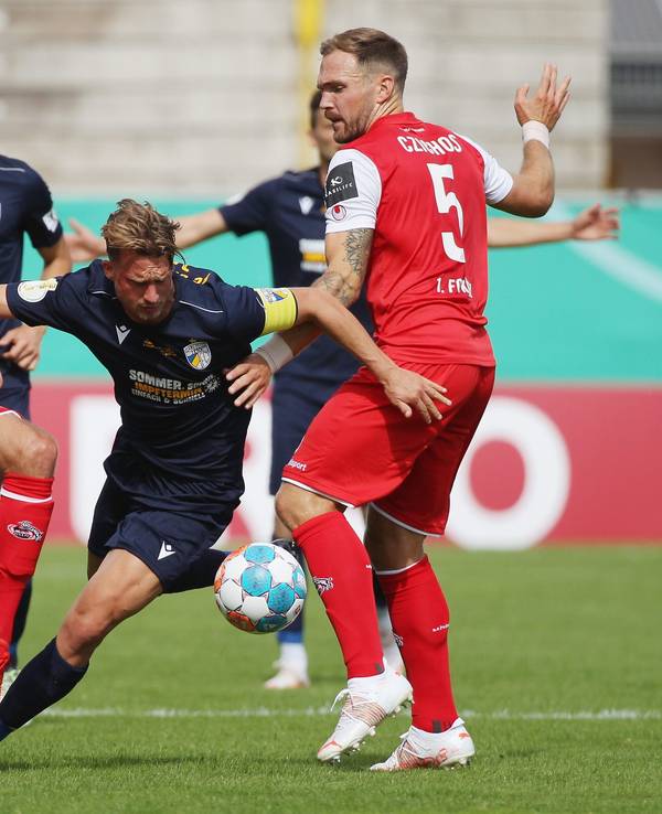 Maximilian Oesterhelweg (Jena) im Kampf Jonas Hector and Rafael Czichos (1.FC Köln).