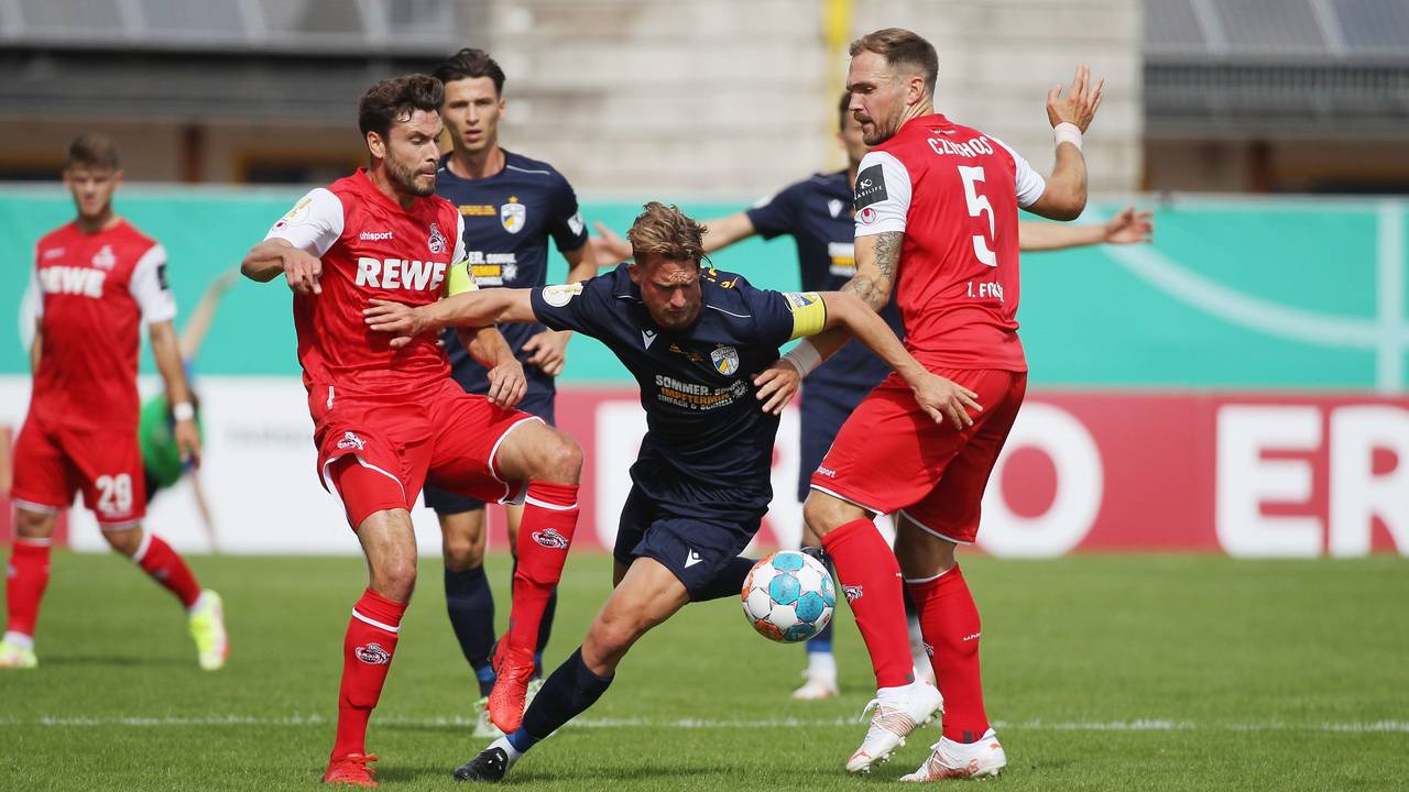 Maximilian Oesterhelweg (Jena) im Kampf Jonas Hector and Rafael Czichos (1.FC Köln).
