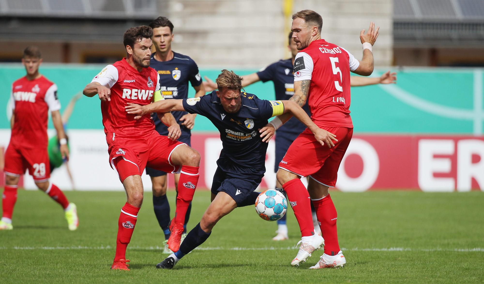 Maximilian Oesterhelweg (Jena) im Kampf Jonas Hector and Rafael Czichos (1.FC Köln).