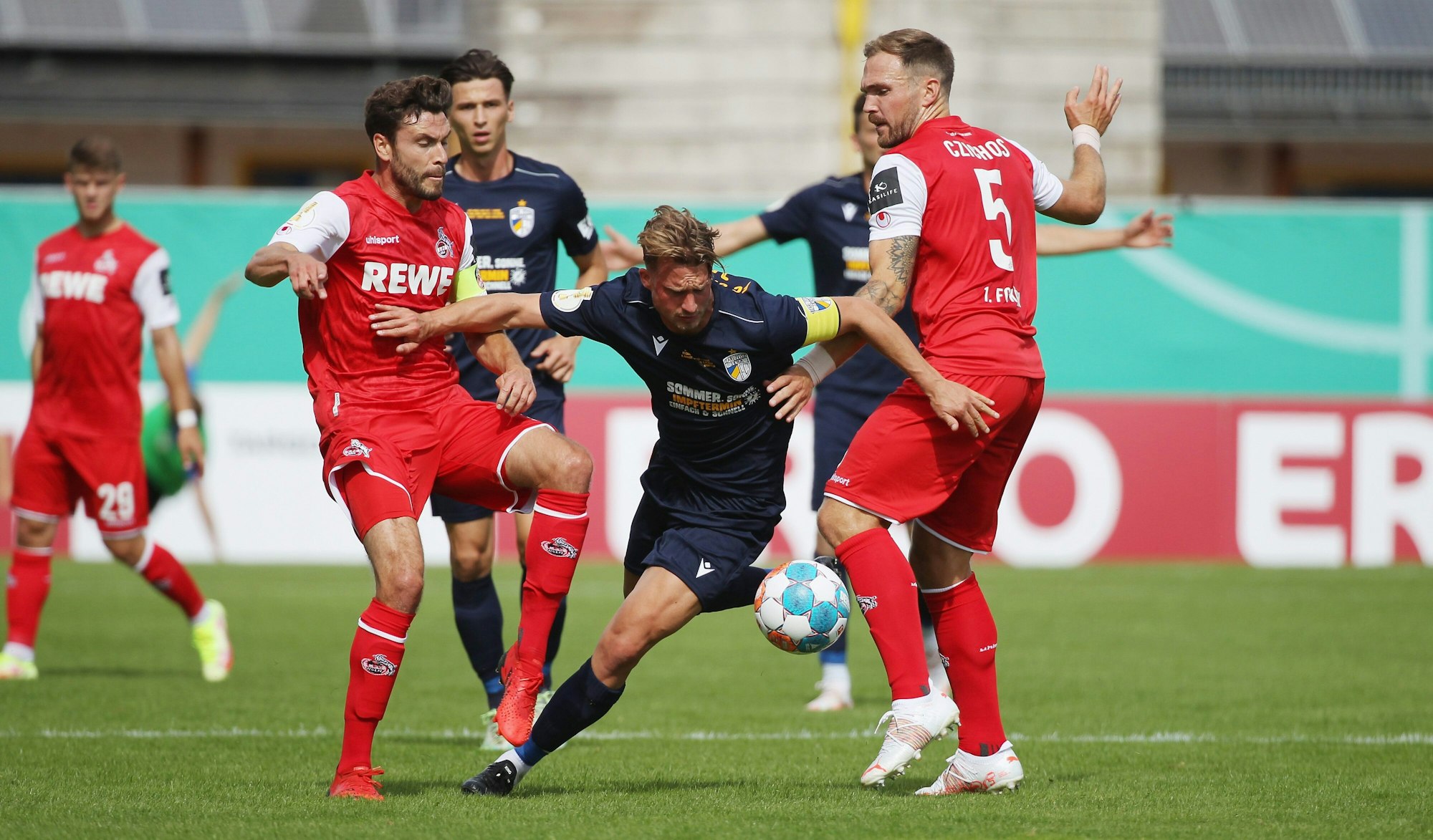 Maximilian Oesterhelweg (Jena) im Kampf Jonas Hector and Rafael Czichos (1.FC Köln).