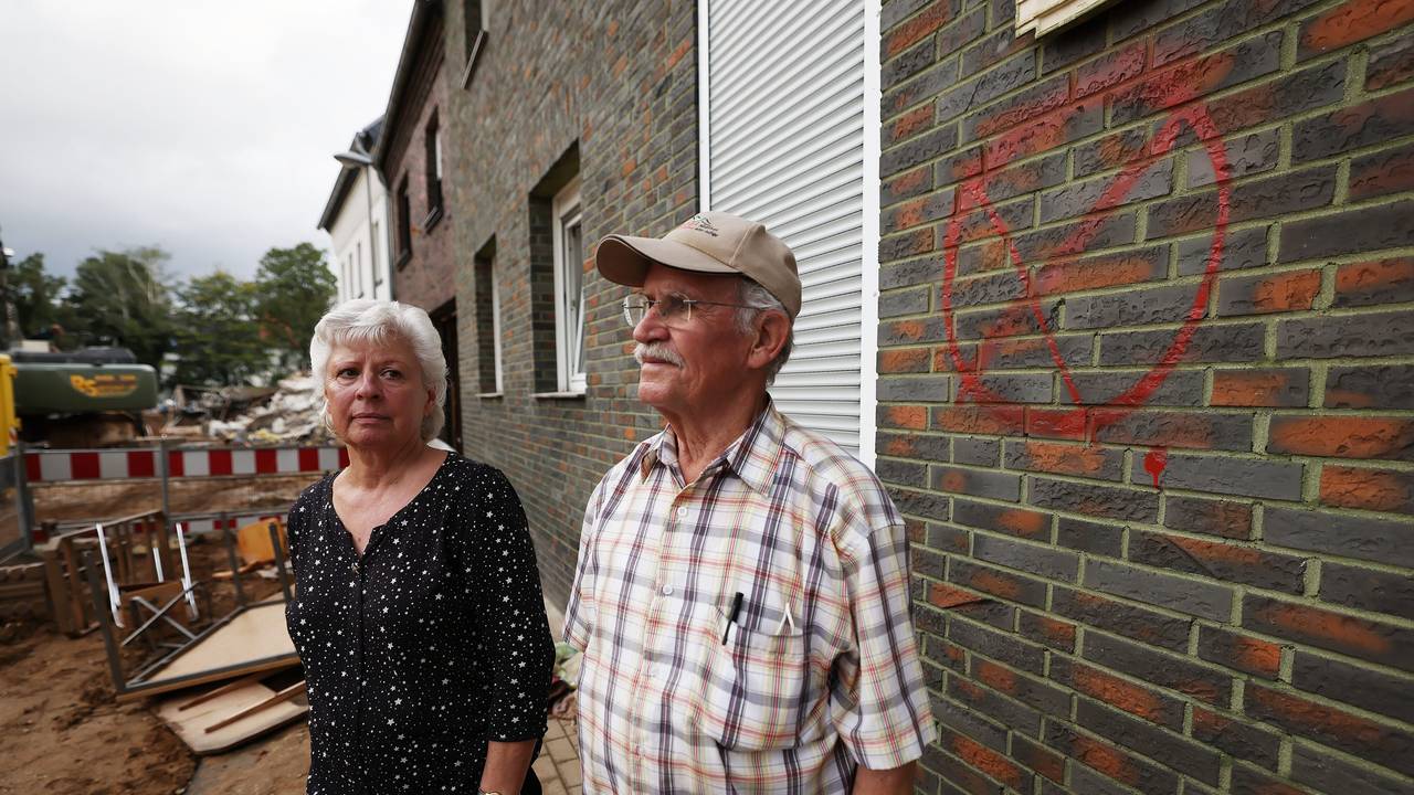 Maria Dunkel, Anwohnerin in Erftstadt-Blessem, spricht vor ihrem Haus mit dem Nachbarn Günter Groten. In Erftstadt tat sich in der Nacht zum 15. Juli die Erde auf und verschlang mehrere Häuser.