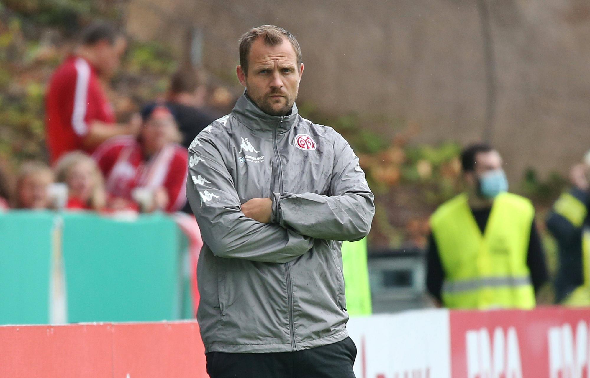 Bo Svensson während des DFB-Pokalspiels beim SV Elversberg am Spielfeldrand