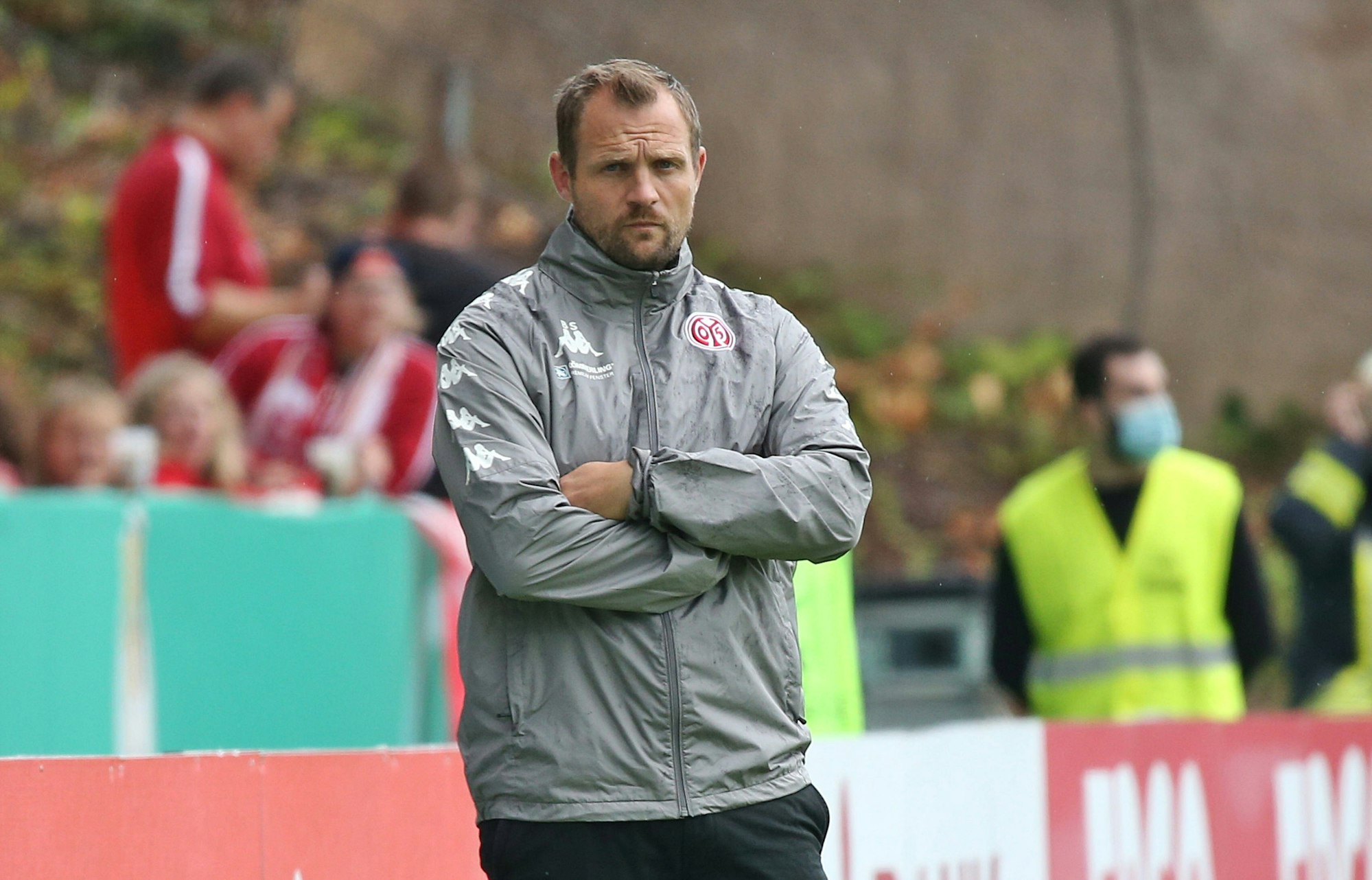 Bo Svensson während des DFB-Pokalspiels beim SV Elversberg am Spielfeldrand