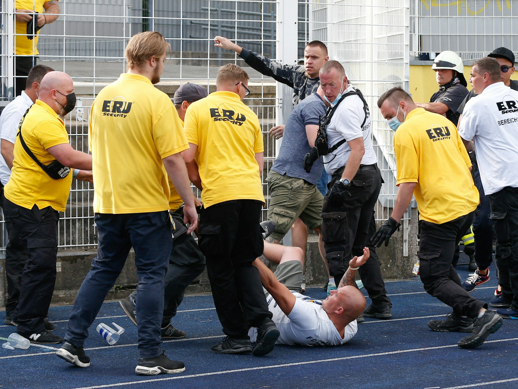 Ordner greifen im DFB-Pokal bei Carl Zeiss Jena gegen 1. FC Köln ein.