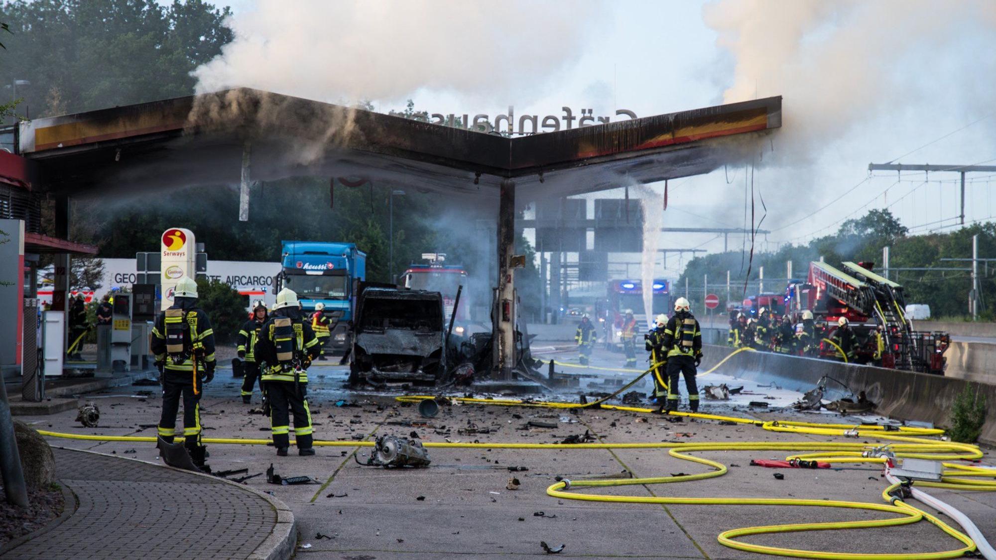 Die Feuerwehr löscht am Montag (9. August) einen Brand an der Autobahn-Tankstelle Gräfenhausen Ost. Ein Fahrzeug ist am Morgen an der Raststätte auf der Autobahn A5 gegen eine Zapfanlage gefahren und in Brand geraten.