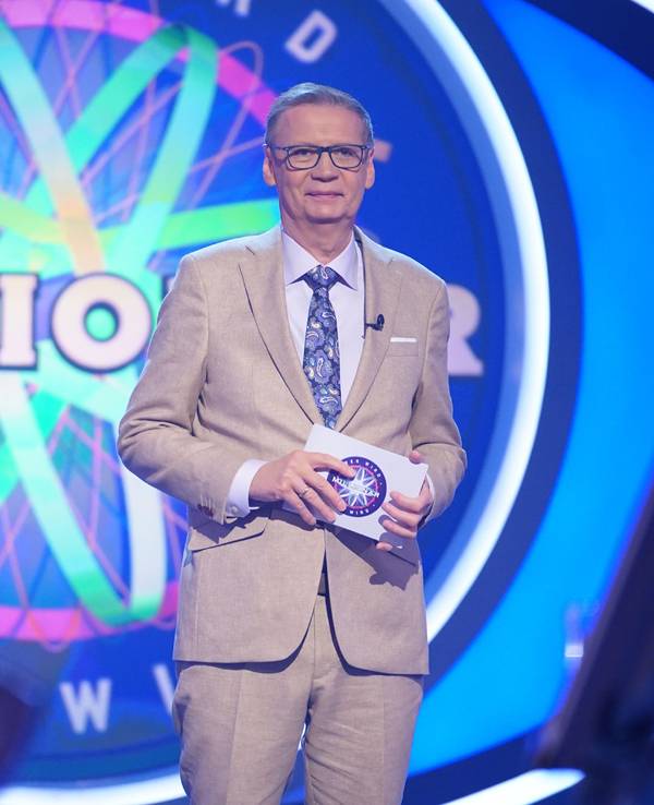 „Wer wird Millionär“-Moderator Günther Jauch steht vor dem Logo der Show.