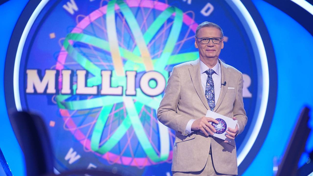 „Wer wird Millionär“-Moderator Günther Jauch steht vor dem Logo der Show.