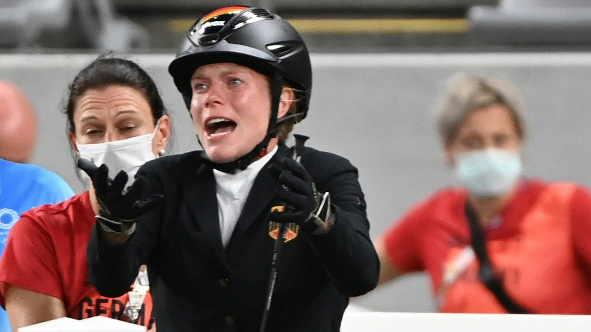 Annika Schleu gestikuliert während des Modernen Fünfkampfs bei Olympia.