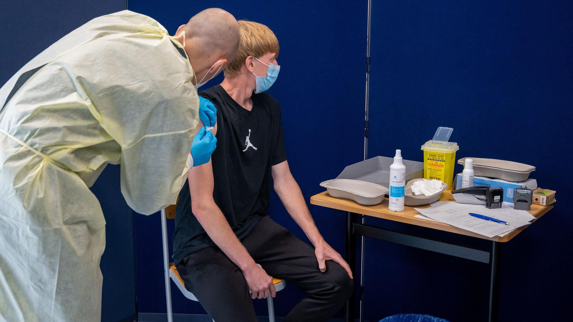 In einem mobilen Impfzentrum an einer Berufsschule in Berlin wird ein Schüler am 9. August geimpft. Die Gesundheitsminister der Länder haben sich dafür ausgesprochen, dass der Bundestag die „epidemische Lage von nationaler Tragweite“ verlängert.