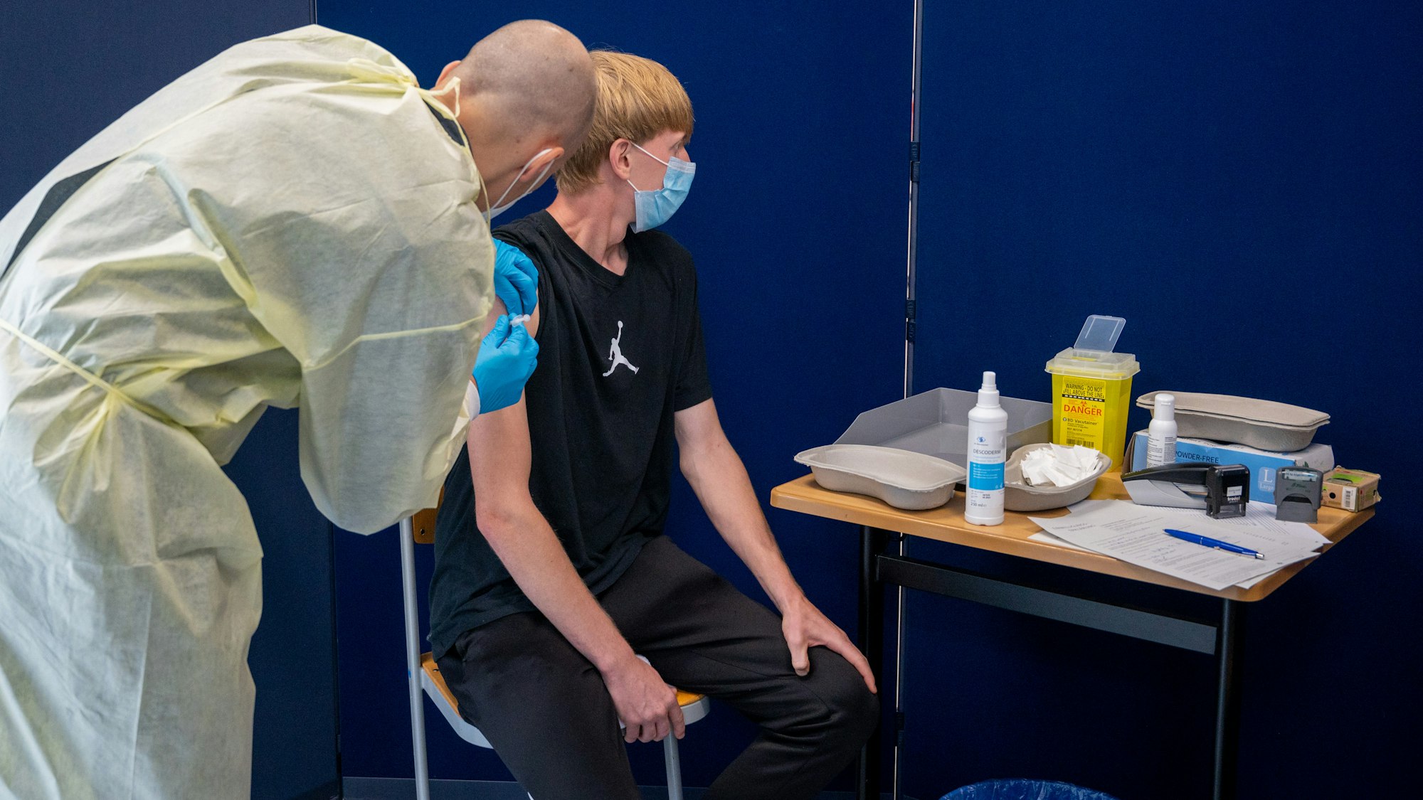 In einem mobilen Impfzentrum an einer Berufsschule in Berlin wird ein Schüler am 9. August geimpft. Die Gesundheitsminister der Länder haben sich dafür ausgesprochen, dass der Bundestag die „epidemische Lage von nationaler Tragweite“ verlängert.