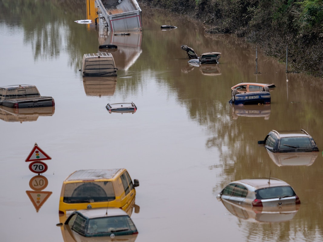 Autos stehen Mitte Juli auf der überfluteten Bundesstraße 265 im Wasser. Der Weltklimarat hat jetzt einen verheerenden Bericht zu Wetterextremen, Eisschmelze und dem steigenden Meeresspiegel veröffentlicht.