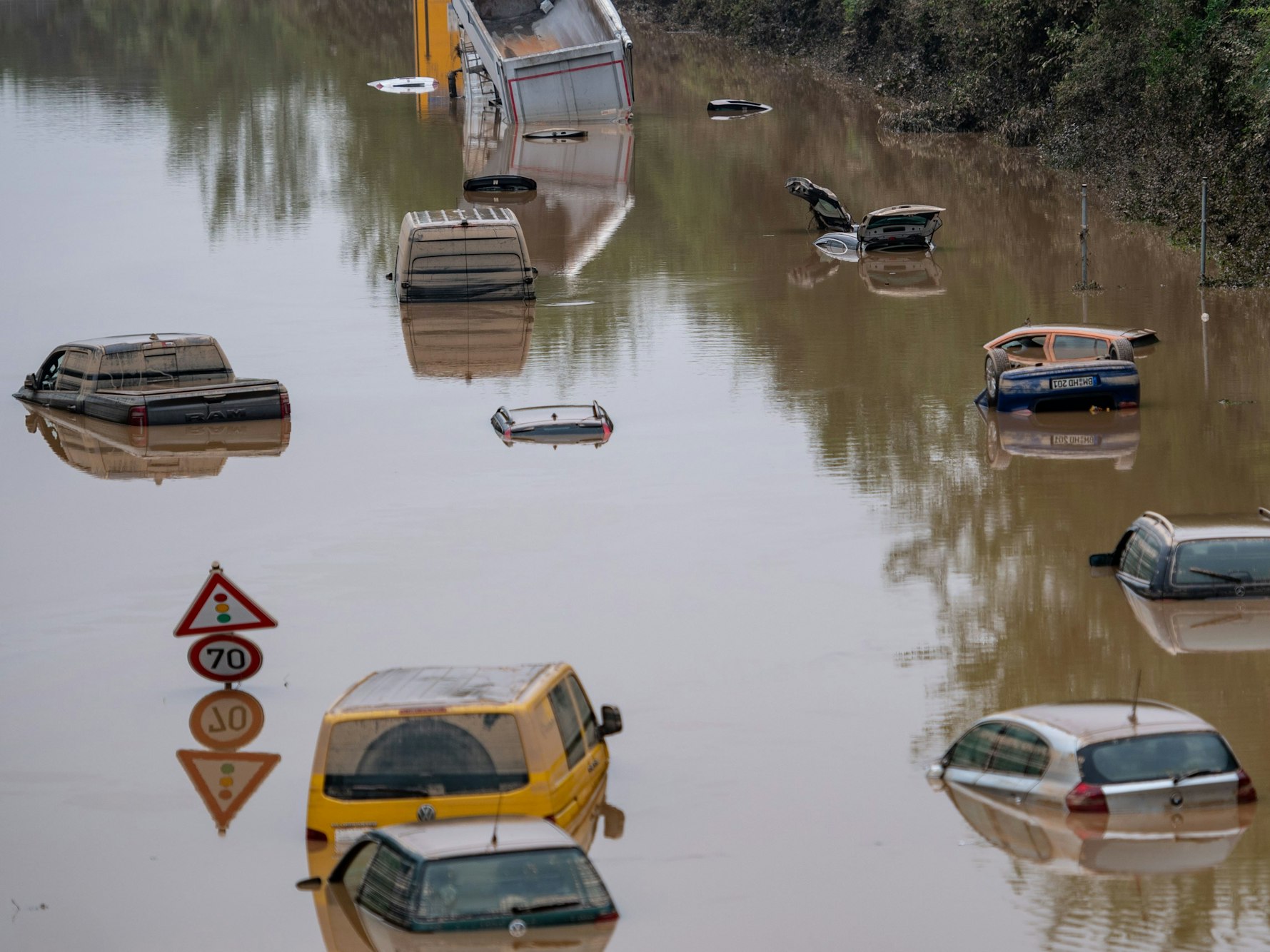 Autos stehen Mitte Juli auf der überfluteten Bundesstraße 265 im Wasser. Der Weltklimarat hat jetzt einen verheerenden Bericht zu Wetterextremen, Eisschmelze und dem steigenden Meeresspiegel veröffentlicht.