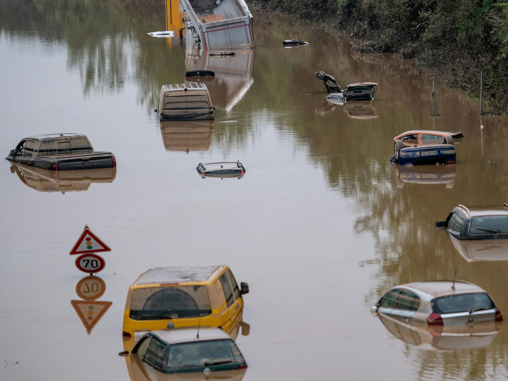 Autos stehen Mitte Juli auf der überfluteten Bundesstraße 265 im Wasser. Der Weltklimarat hat jetzt einen verheerenden Bericht zu Wetterextremen, Eisschmelze und dem steigenden Meeresspiegel veröffentlicht.