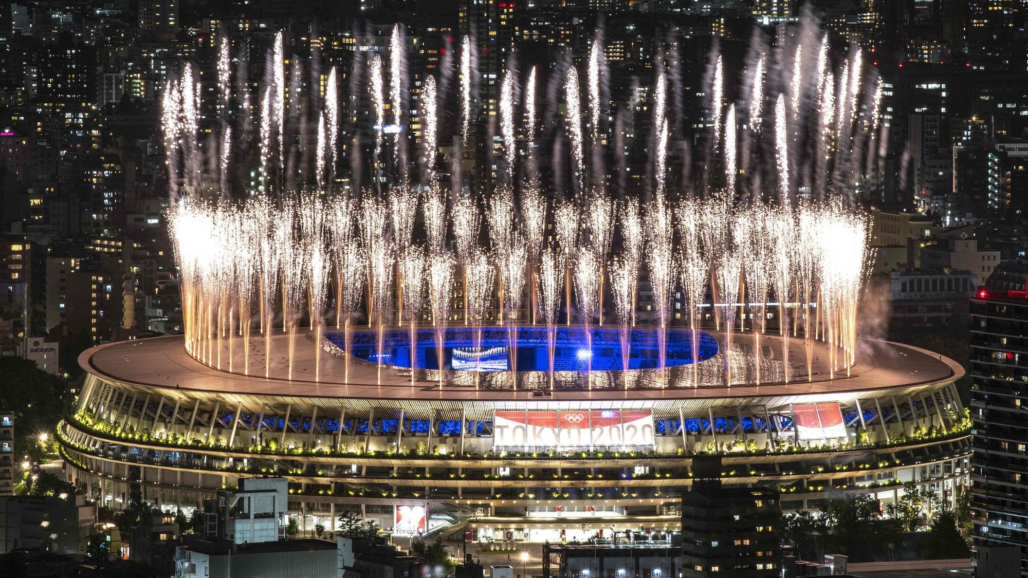 Feuerwerk über dem Olympiastadion in Tokio bei der Olympia-Abschlussfeier.