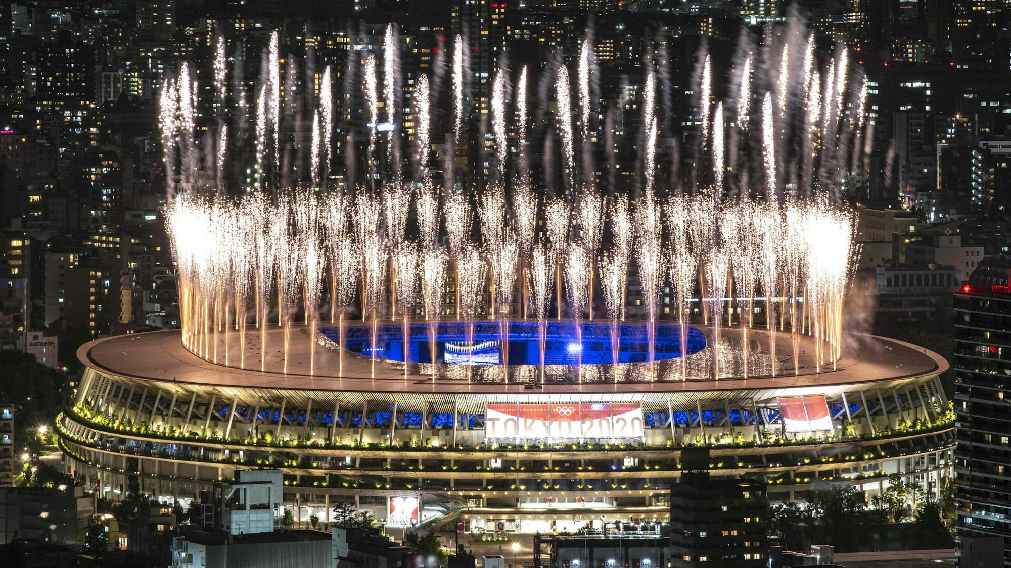 Feuerwerk über dem Olympiastadion in Tokio bei der Olympia-Abschlussfeier.
