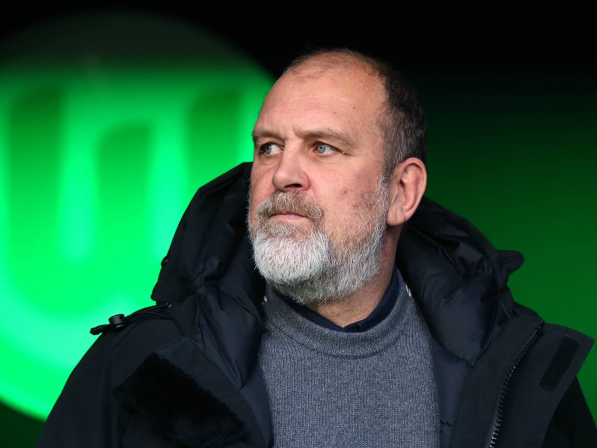 Wolfsburgs Geschäftsführer Sport, Jörg Schmadtke, betritt den Stadioninnenraum.