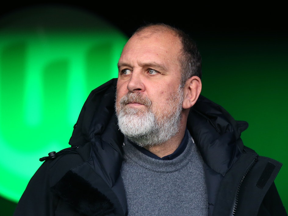 Wolfsburgs Geschäftsführer Sport, Jörg Schmadtke, betritt den Stadioninnenraum.