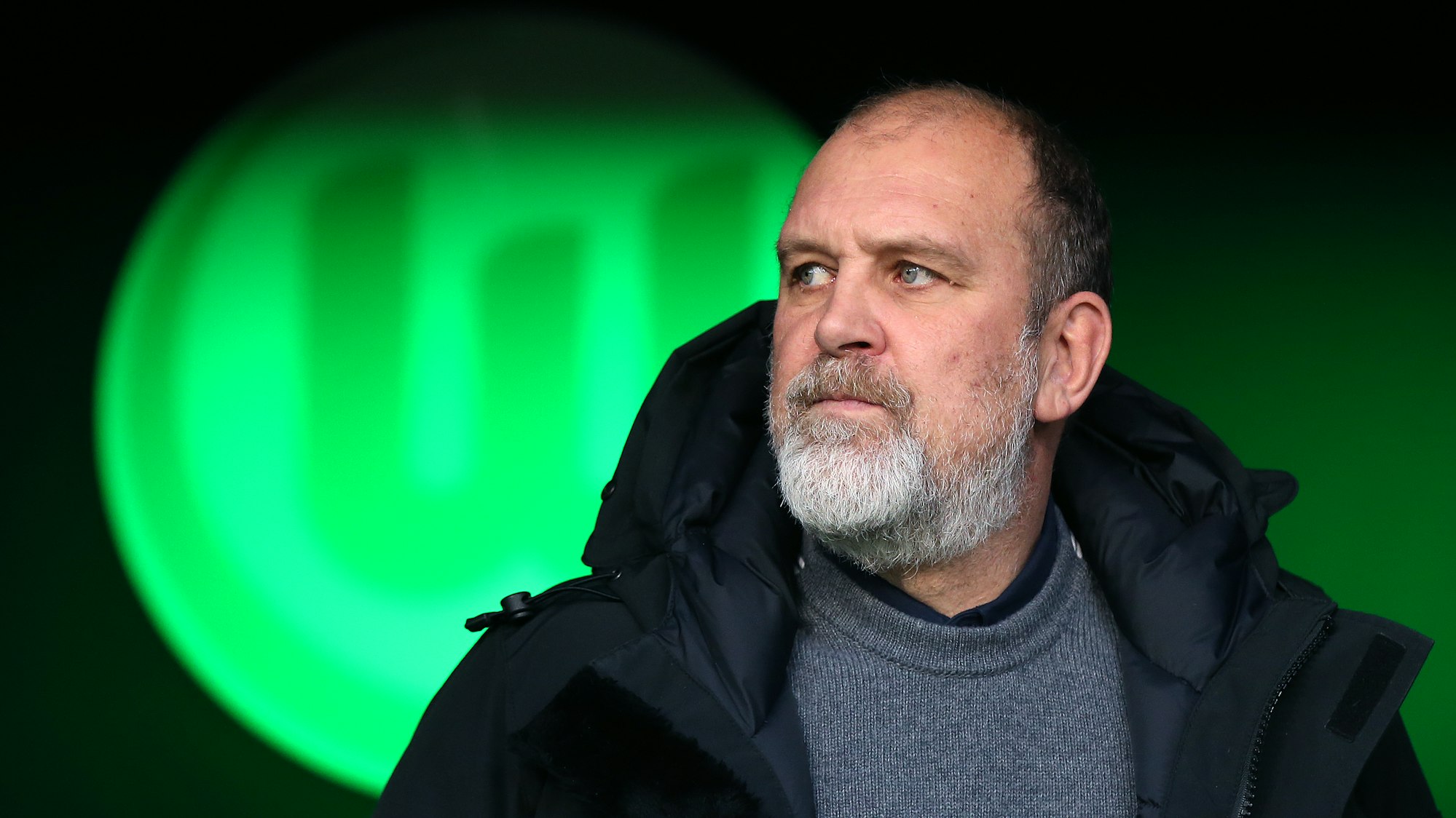 Wolfsburgs Geschäftsführer Sport, Jörg Schmadtke, betritt den Stadioninnenraum.