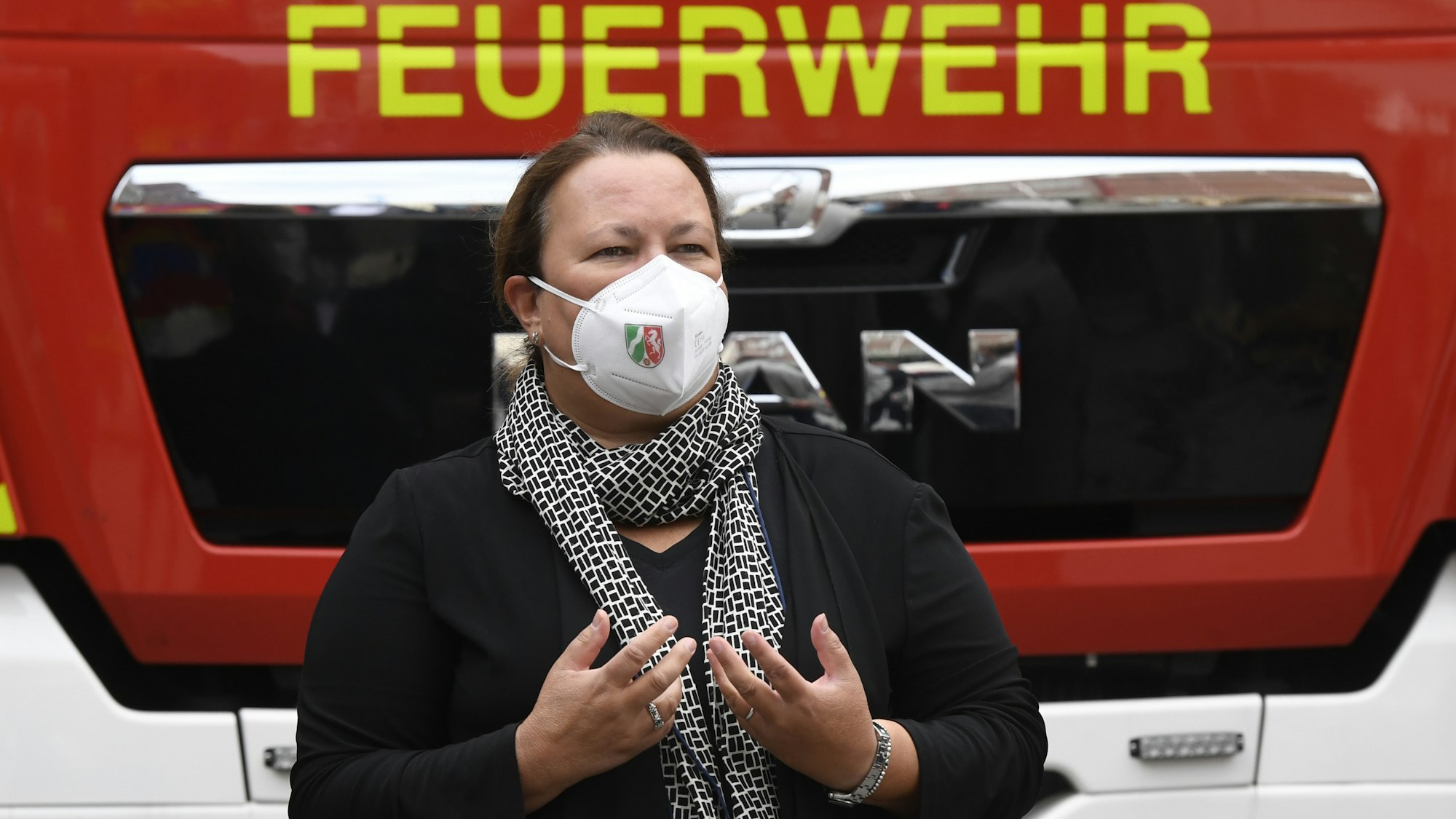 Die nordrhein-westfälische Umweltministerin Ursula Heinen-Esser bedankt sich bei der Werksfeuerwehr für ihren Einsatz bei der Explosionskatastrophe in der Sondermüll-Verbrennungsanlage des Bayer Chemparks. Sie informierte am Montag (8. August) im Landtag über den Stand der Dinge.