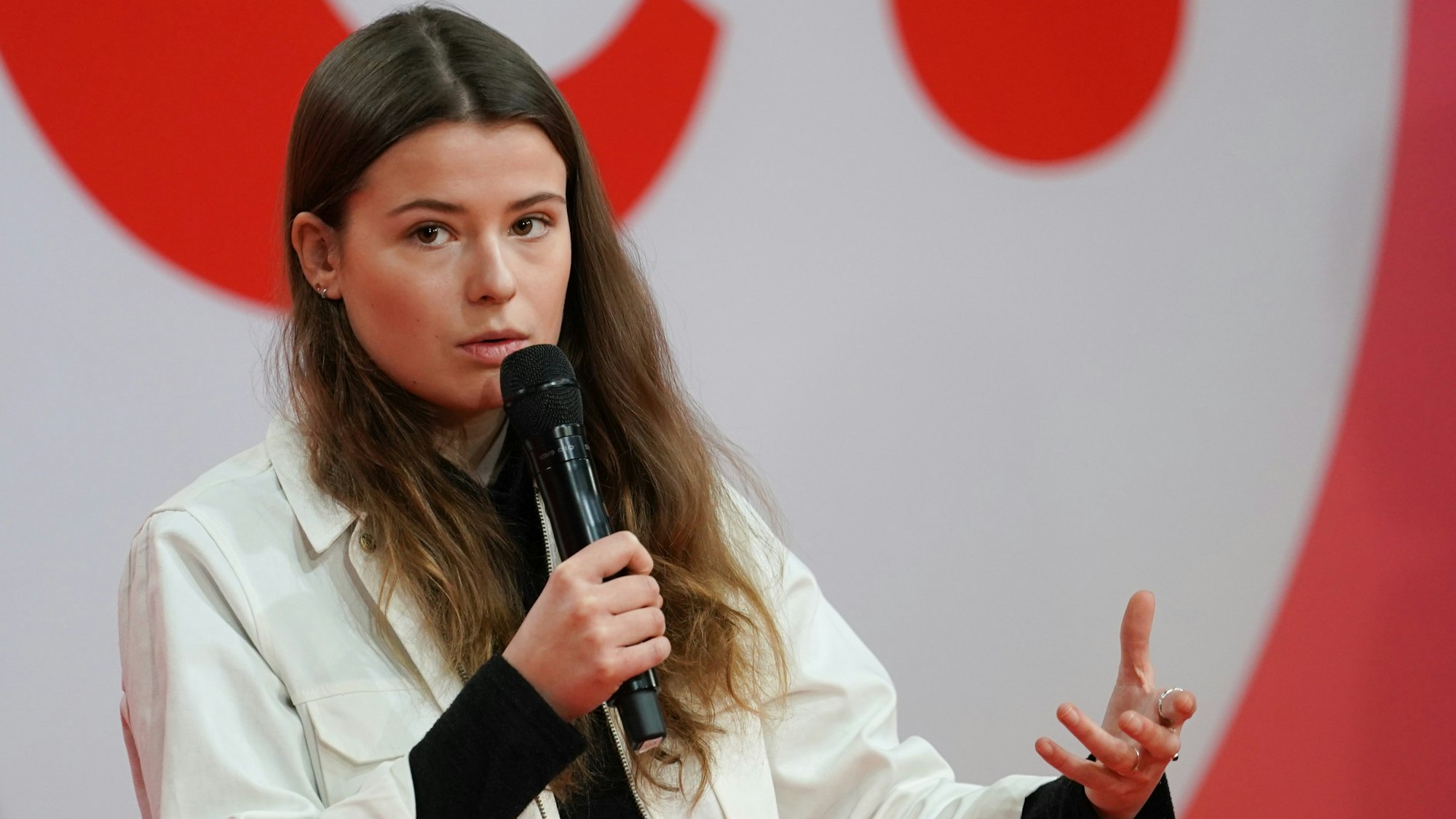 Die Klimaaktivistin Luisa Neubauer spricht im Dezember 2020 beim ersten digitalen Debattencamp der SPD. Sie hat die Politik angesichts des neuen Berichts des Weltklimarats aufgefordert, das fossile Zeitalter schnell und radikal zu beenden.