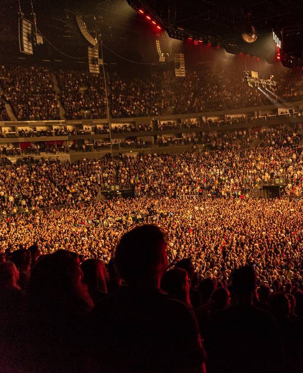 Die volle Lanxess-Arena bei einem Konzert der Berliner Musikgruppe Seeed im Jahr 2019.
