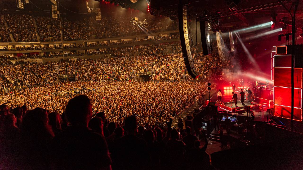 Die volle Lanxess-Arena bei einem Konzert der Berliner Musikgruppe Seeed im Jahr 2019.