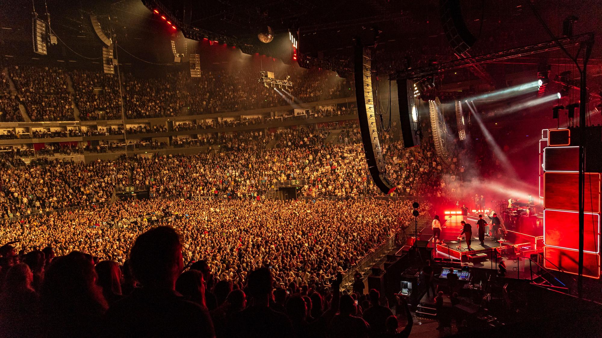 Die volle Lanxess-Arena bei einem Konzert der Berliner Musikgruppe Seeed im Jahr 2019.