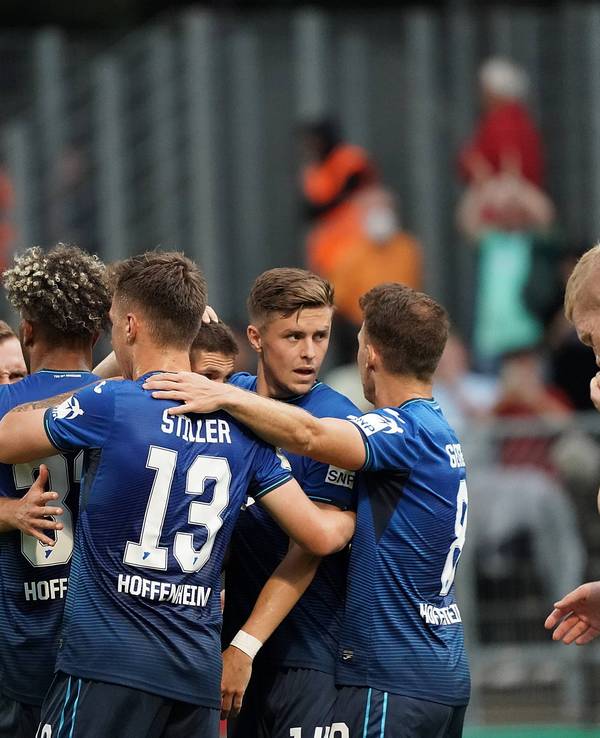 Die Spieler der TSG 1899 Hoffenheim feiern den Siegtreffer von Andrej Kramaric im DFB-Pokalspiel gegen Viktoria Köln.