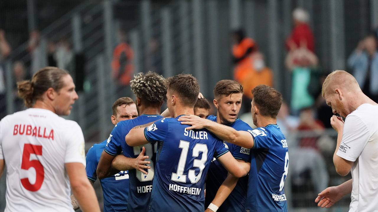 Die Spieler der TSG 1899 Hoffenheim feiern den Siegtreffer von Andrej Kramaric im DFB-Pokalspiel gegen Viktoria Köln.