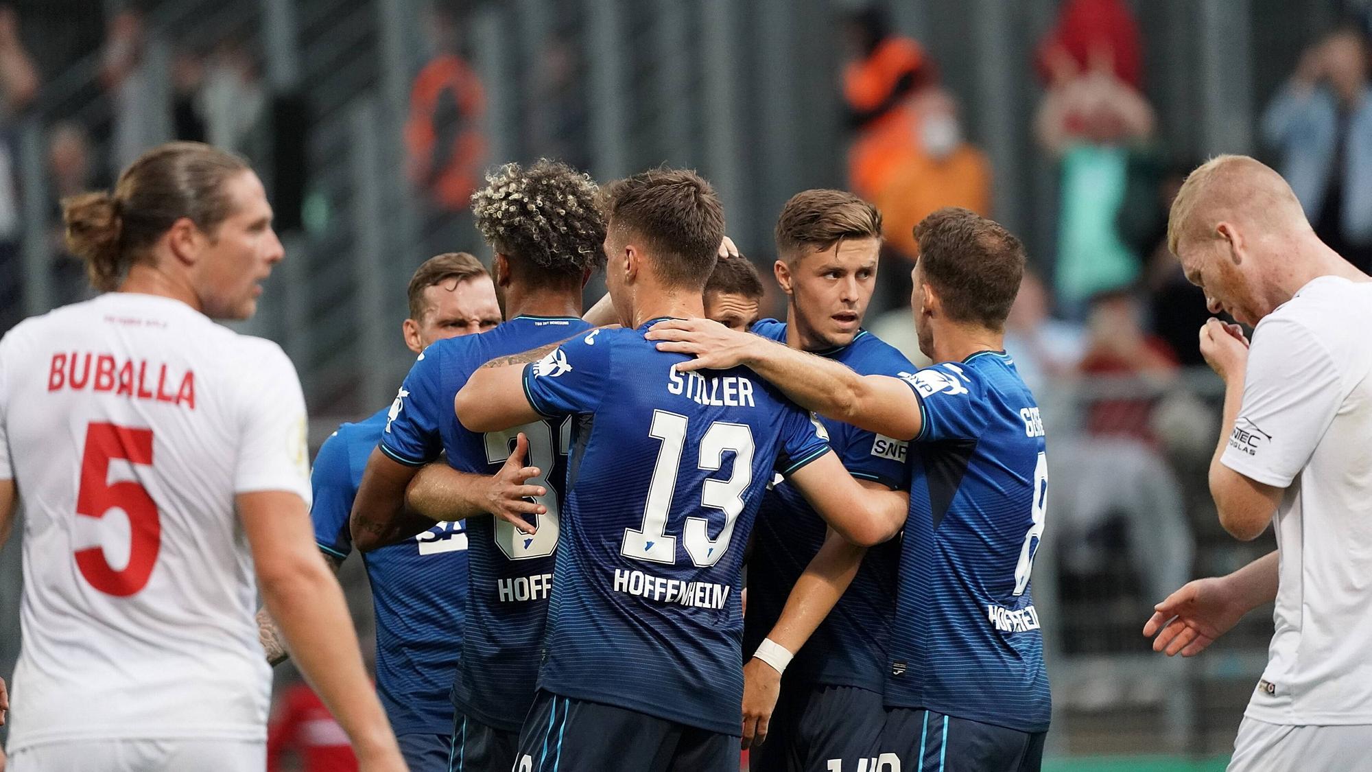 Die Spieler der TSG 1899 Hoffenheim feiern den Siegtreffer von Andrej Kramaric im DFB-Pokalspiel gegen Viktoria Köln.