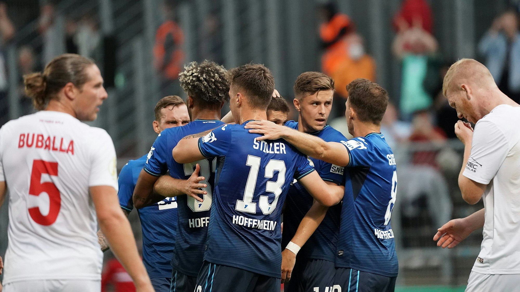 Die Spieler der TSG 1899 Hoffenheim feiern den Siegtreffer von Andrej Kramaric im DFB-Pokalspiel gegen Viktoria Köln.