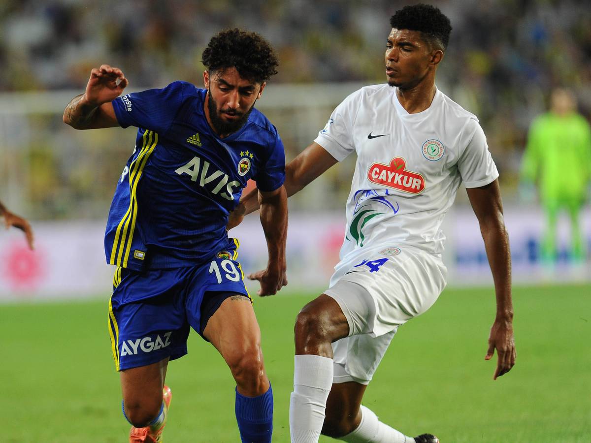 Allahyar Sayyadmanesh (Fenerbahce) gegen Ivanildo Fernandes (Caykur Rizespor).
