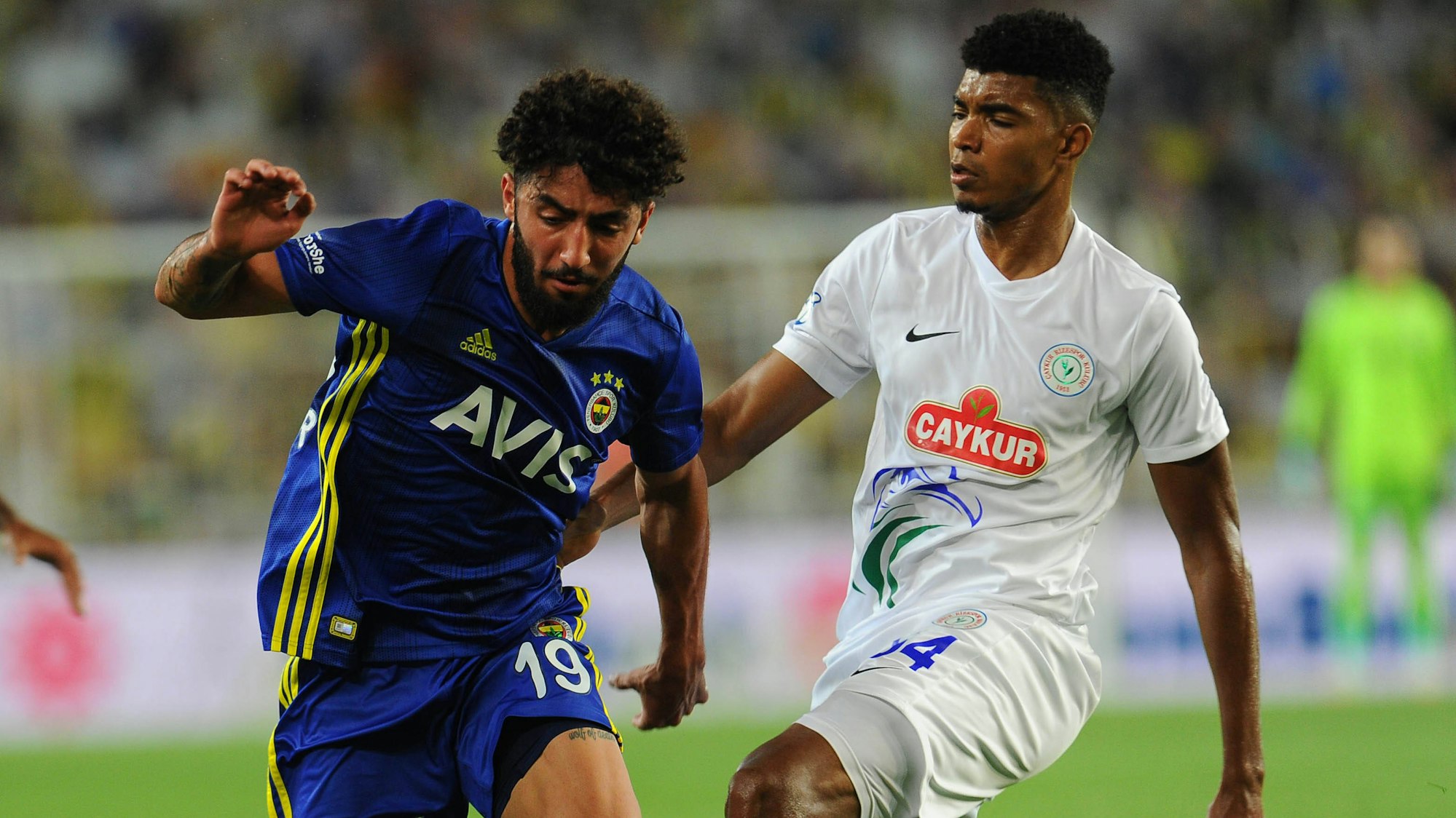 Allahyar Sayyadmanesh (Fenerbahce) gegen Ivanildo Fernandes (Caykur Rizespor).