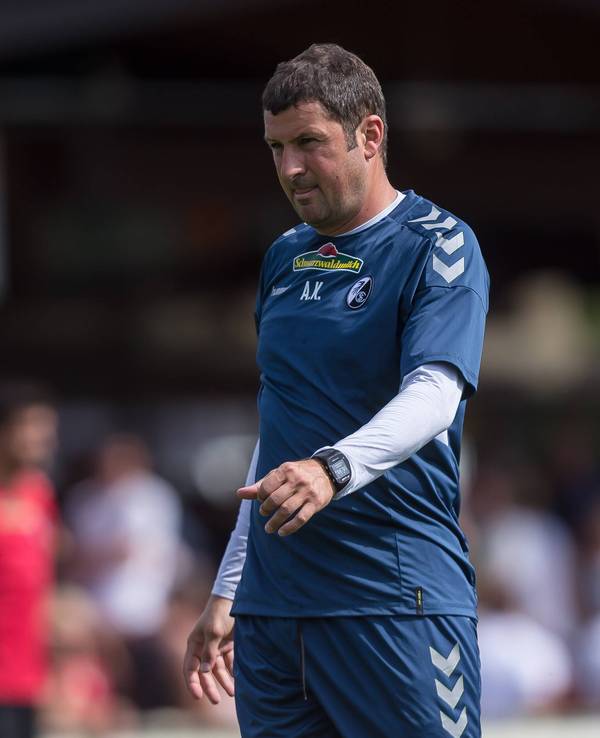 Freiburgs Torwarttrainer Andreas Kronenberg während eines Freundschaftsspiels des SC Freiburg gegen den SV Linx.