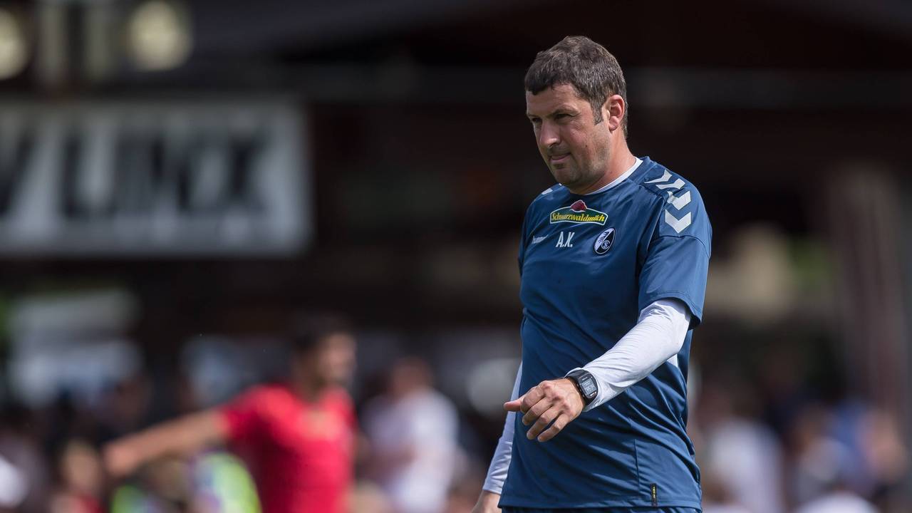 Freiburgs Torwarttrainer Andreas Kronenberg während eines Freundschaftsspiels des SC Freiburg gegen den SV Linx.
